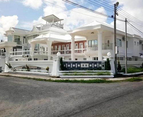 Semporna House | Magnificent White House Semporna by The Minimalist