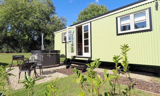 Ashby cum Fenby Cottage | MAGNOLIA, pet friendly, with hot tub in Waltham