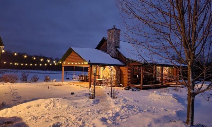Beulah Cabin | Main Cabin Only Close to Crystal Mt with Hot Tub