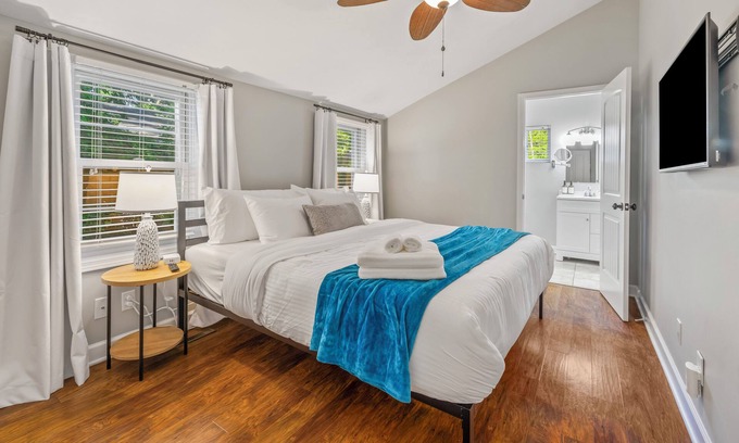 Delavan Lake Cottage | Main Level King Suite! 1 block to Lake Access! Cozy Cottage