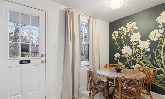 Evanston House | Main St Hideaway: Near Lee Street Beach: Northwestern University: Transit