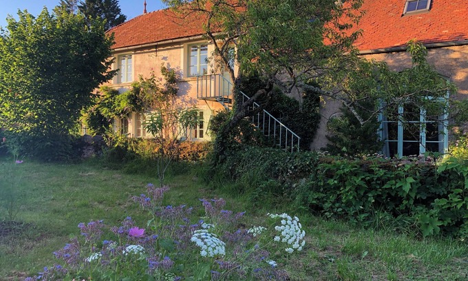 Thoste House | Maison Chaleureuse Dans Joli Village Bourguignon, Grand Jardin un peu Romantique