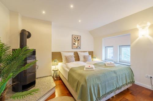 Lubeck City Centre Apartment | Maisonette am Holstentor mit Dachterrasse und Heimkino