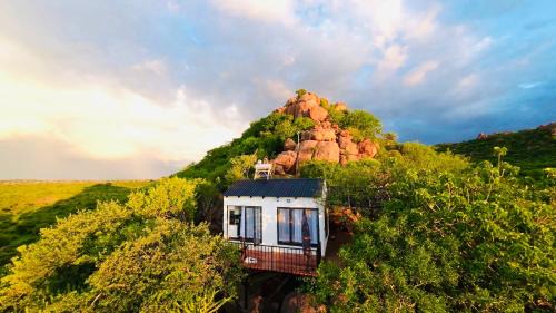 Makhuduthamaga Villa | Makgobelo Lodge -The White House - Solar powered