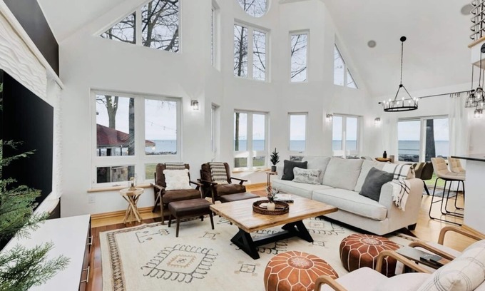 Abrams House | Making Memories: Luxury Lakeshore Retreat