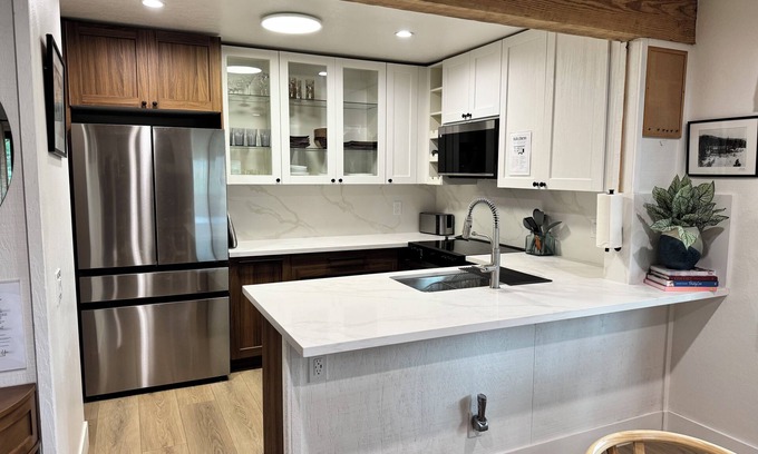 Mammoth Lakes Condo | Mammoth Creekside Cozy Escape ✨Newly Remodeled with Mtn Views & Prime Location