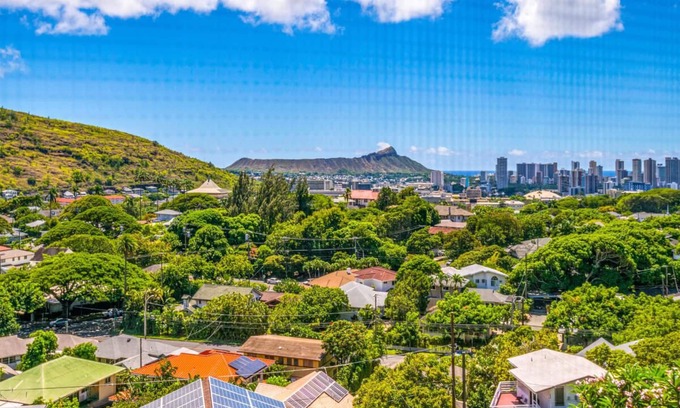 Manoa House | Manoa Valley A 2BR/1bath downstairs duplex