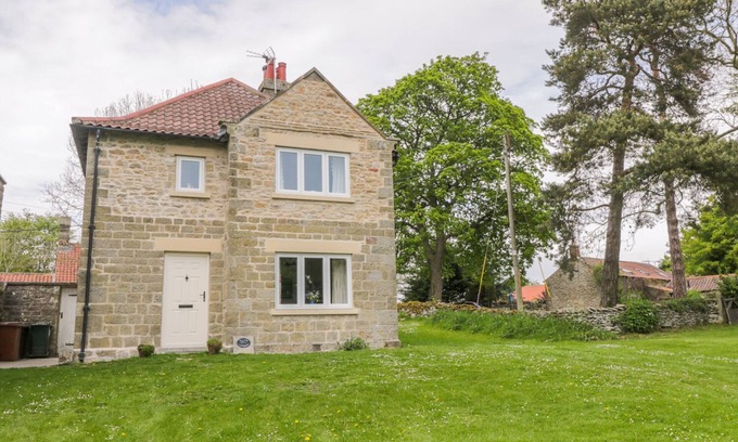 Pickering Cottage | MANOR COTTAGE, pet friendly, character holiday cottage in Levisham