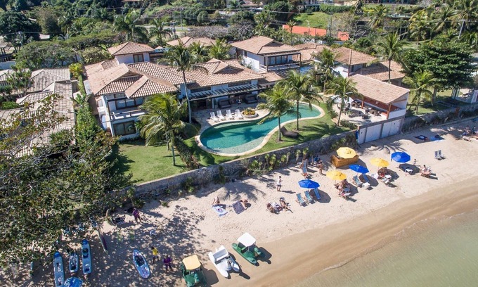 Village da Ferradura Villa | Mansão Exuberante Pé na Areia Ferradura