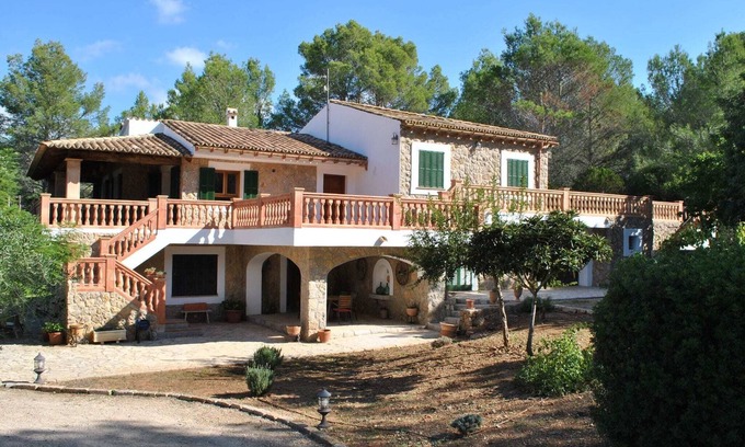 Alaro Villa | Mansion with Pool & Garden