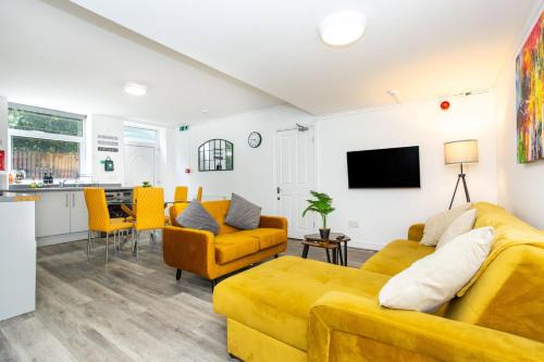 Wakefield Apartment | Manygates by Alt-Stay - Huge 4 Bed Apartment Contractor and Relocation Accommodation Near Wakefield near City Centre and M1 J39 with Ample Off Road Parking, Kitchen, Washer Dryer, Smart TV and Wi Fi - Long Stay Ready with Weekly and Monthly Rates