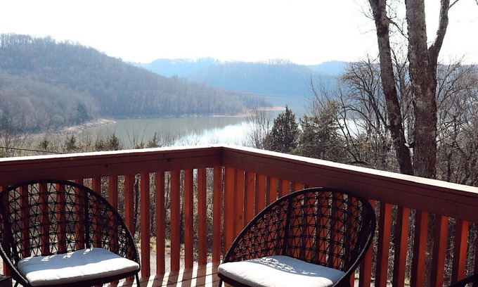 Baxter Cabin | Maple Ridge Lake House on Center Hill Lake