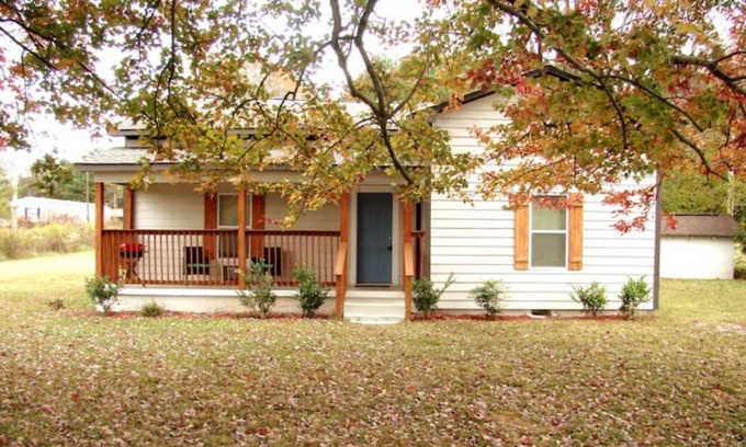 Langston Cottage | Maple Tree Cottage - Close to boat docks and Wedding venues