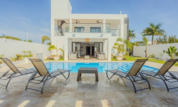 Playa Chiquita Villa | Mara Dulce - Luxury 5-bedroom Villa - Modern, Spacious & Cozy