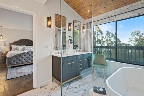 Brisbane House | Marbella Lane - 3BR Penthouse Executive Suite, SFO, Parking