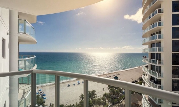Sunny Isles Beach Hotel | Marenas Ocean View Apartment
