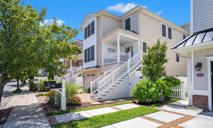 Margate City House | Margate Beauty! Walk to Everything - Beach, Shops, MiniGolf, Restaurants!