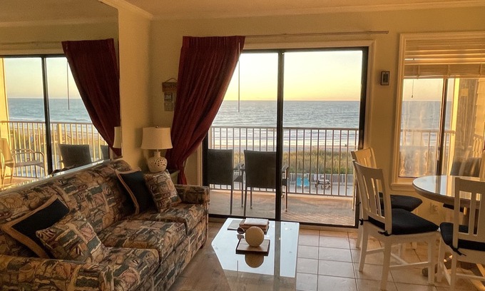Myrtle Beach Condo | MARGIE’S OCEANFRONT DREAM PLACE with 55” TV