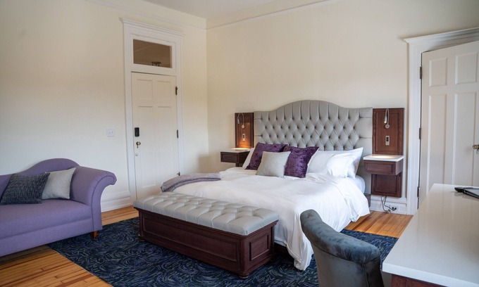 LaGrange Apartment | Margot Suite - Truitt Vanderbilt Club - King room with bath and bistro