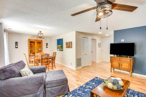 Salem House | Marina and Pool Access Lovely Lake Keowee Townhome!