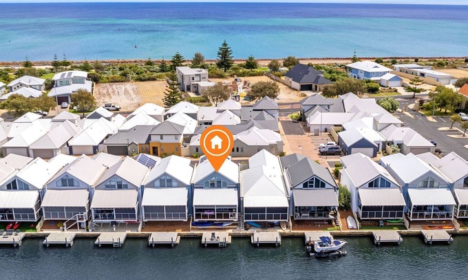 Geographe House | Marina View Port Geographe with WiFi is a modern stylish self-contained townhouse with amazing view