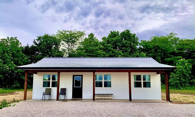 Stoutsville Cabin | Mark Twain Lake Cottage - Fishing Boating and Hunting