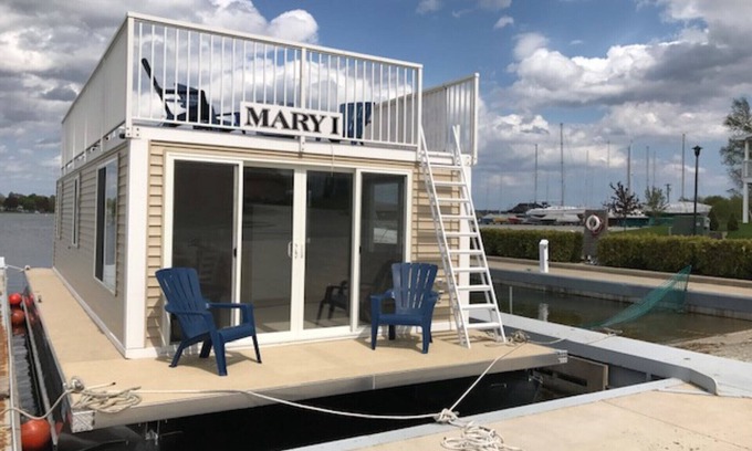Sturgeon Bay Boat Rental | Mary 1, a Floating Cottage