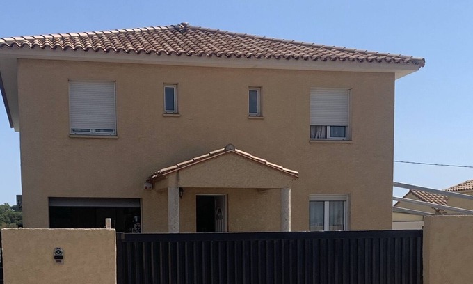 Claira Villa | Mas-style villa 8 km from the beach.