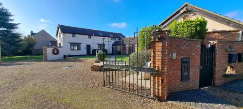 Yaxley House | Massive 4 bed with countryside views in Peterborough