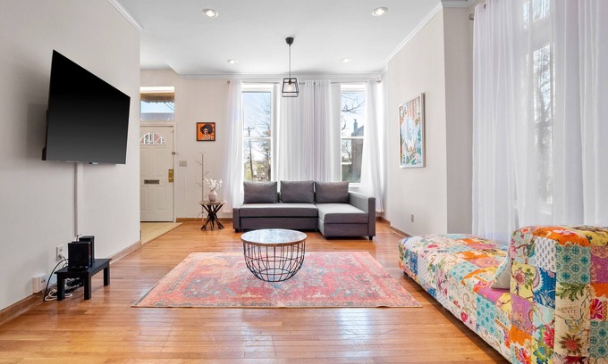 The Gate House | Massive Downtown Area Home. sleeps 14