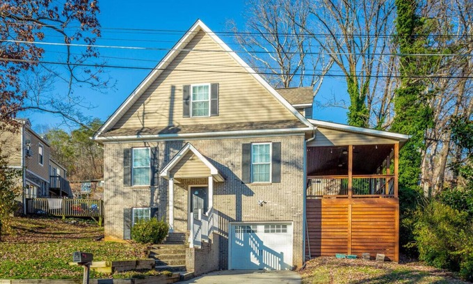 Northside House | Massive home/Downtown/Garage/Fenced in yard