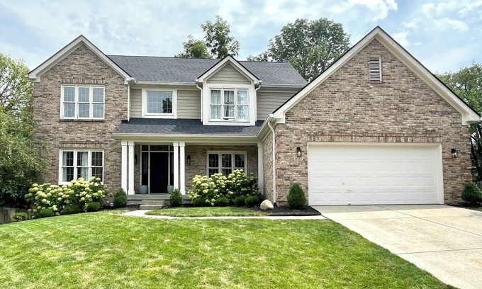 Fishers House | Master King Suite, Game Room, Private Backyard on Golf Course