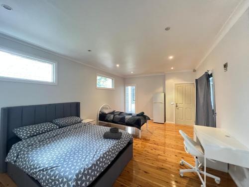 Seven Hills House | Master Room with Attached Bathroom close to Station and Shops - SH1