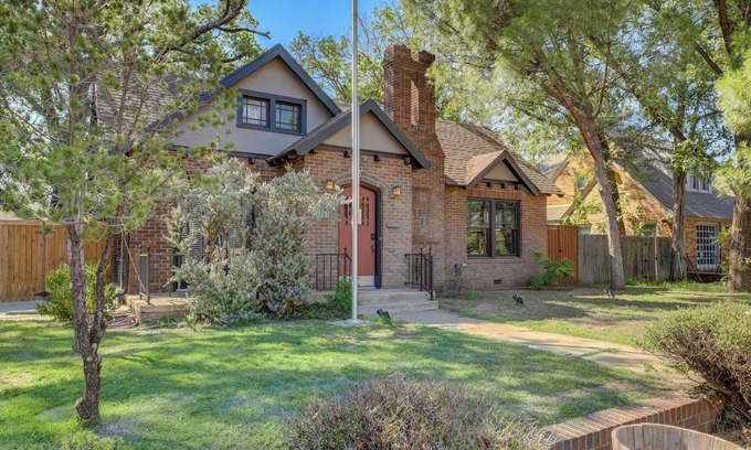 South Overton House | Matador Manor - 5 bed/5 bath, walkable to Texas Tech University