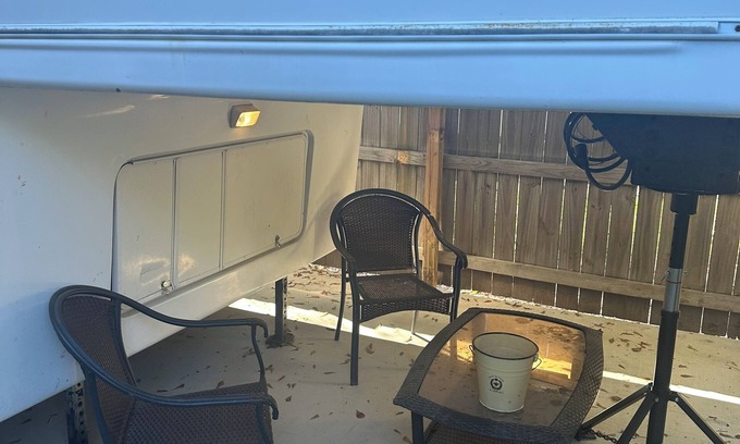 Broadmoor House | Max’s Properties 40’ RV with full Kitchen and Laundry