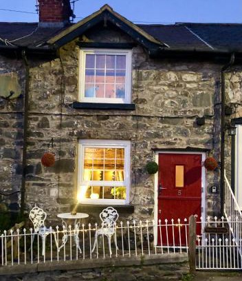 Llanrhaeadr-ym-Mochnant House | Maytree Cottage. Compact home in Mid Wales.