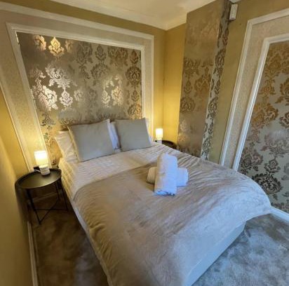 Swindon House | Mazurek Sleeps 10 Long stays Contractors WI-FI