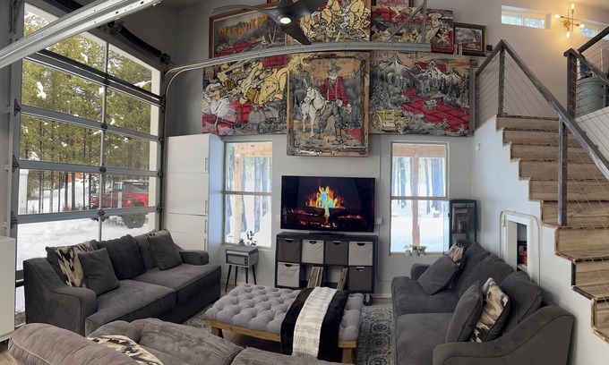 Rivers Crossing House | McCall Art House-5 minutes from Lake on 1.6+acres- Art/Hot Tub/Foosball/Arcades