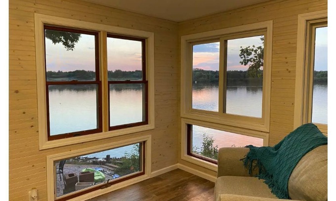Havana House | McCarthy Lake Cottage-private beach, views & more!