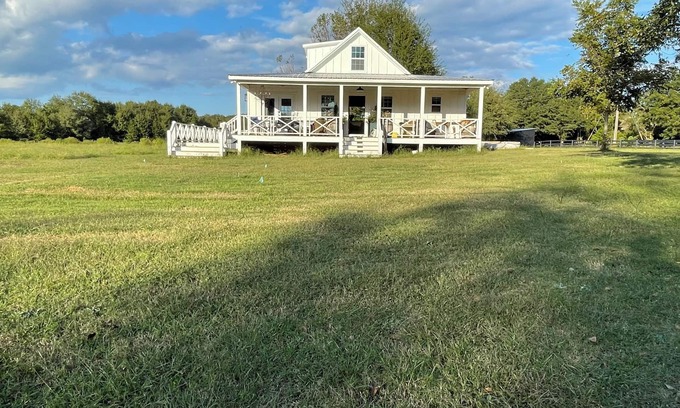 South Carolina Lakes & Blackwater Rivers Cabin | MEADOW LODGE @ Whisper Farm: Gorgeous Southern Lodge,100 Ac w Horses, dogs ok!