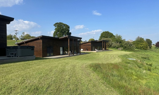 Burstall Cottage | Meadow Valley Lodges - Lodge 3 with hot tub