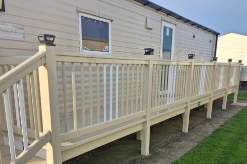 Chapel Saint Leonards Ski Chalet | Meadow View 3-Bed Caravan - Sleeps 8 - PetFriendly