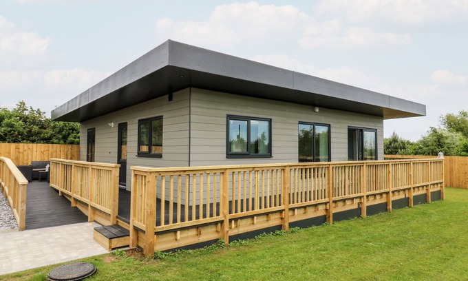 Arnold Cottage | MEADOWBANK LODGE, pet friendly, with hot tub in Brandesburton