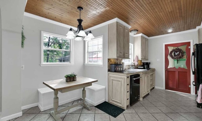 Conroe House | Mega space 5 bdrm/coffee/wifi/parking/smart TVs in bedroom