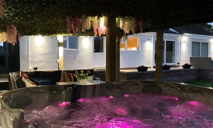 Saleby Cottage | Melbury is a superb, house, newly renovated in 2023, with a hot tub and large garden.