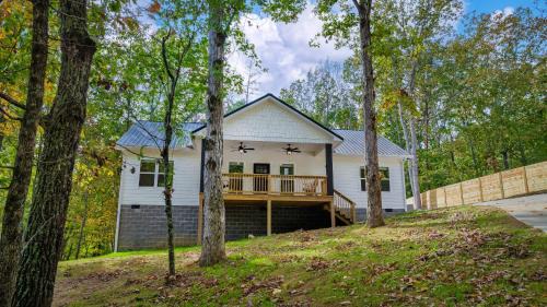 Fort Payne House | Melody Ridge Downtown with Fast WiFi, King Suite, Soaking Tub