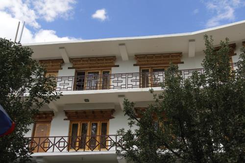 Leh House | Mentokling Guest House and Garden Restaurant