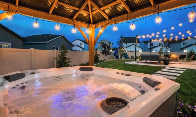 Meridian House | Meridian Luxury | 5BR Resort Style, Game Room, BBQ, Fire Pit, Hot Tub