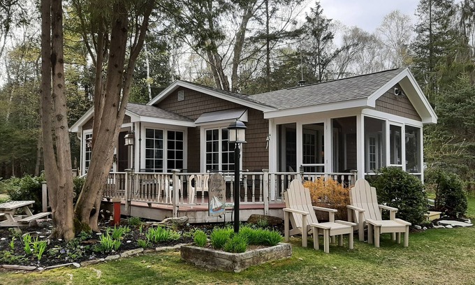 Sturgeon Bay Cottage | Merry Breeze 4 Cottage~Romantic Getaway With 212 Ft Of Sandy Lake Michigan Beach