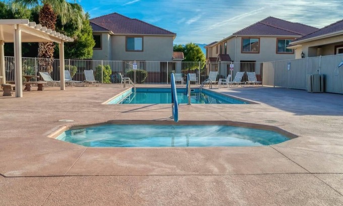Mesquite House | Mesquite 2BR Townhome with Pool & Gym Access